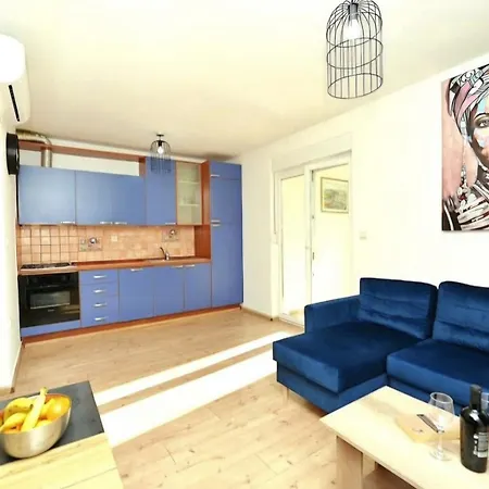 Apartment Blue Stone-with Parking, Terrace And Bbq
