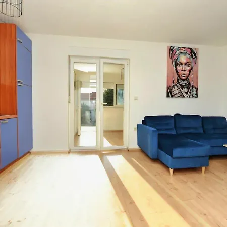 Blue Stone-with Parking, Terrace And Bbq